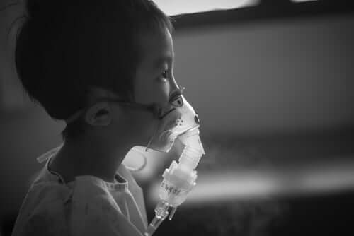 Dreng med lungebetændelse og inhalator
