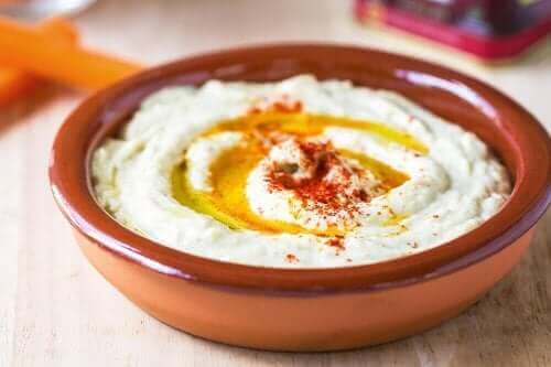 Denne nemme opskrift på hummus med paprika er en god ledsager til andre retter. Du kan også bruge det som en erstatning for kommerciel mayonnaise og dressinger