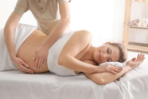 Gravid kvinde masseres