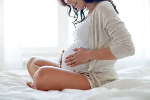 Smilende, gravid kvinde har været til fødselsforberedelse