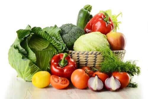 Frugter og grøntsager i kurv 