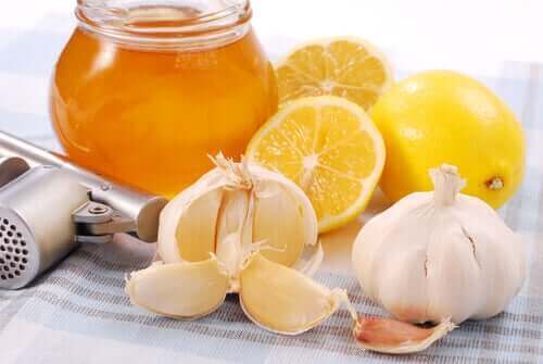 Citron, honning og hvidløg til at bekæmpe forkølelse
