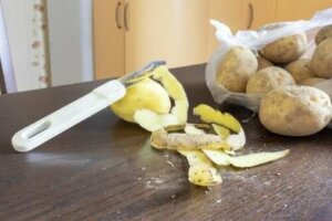 Opvaskemiddel lavet af kartoffelskræller