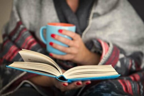 Kvinde læser bog for at pleje det mentale helbred under lockdown