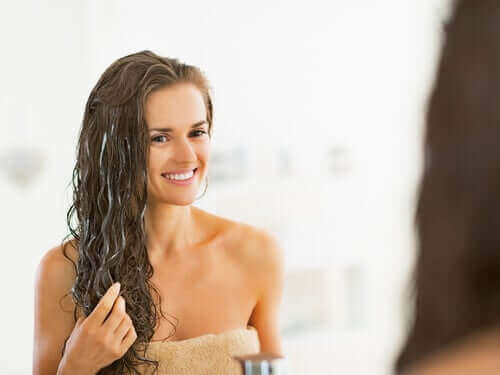 Kvinde anvender naturlig balsam i håret