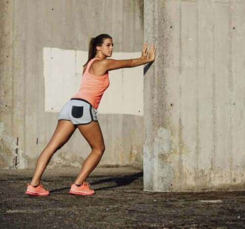 Træning af knæområderne ved siden af leddet vil hjælpe med at stabilisere det