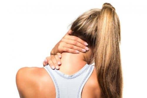 Et karakteristisk symptom på muskulær torticollis er at have den ene skulder lidt højere end den anden