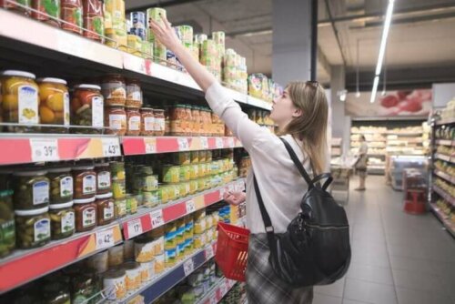 Kvinde handler i supermarked