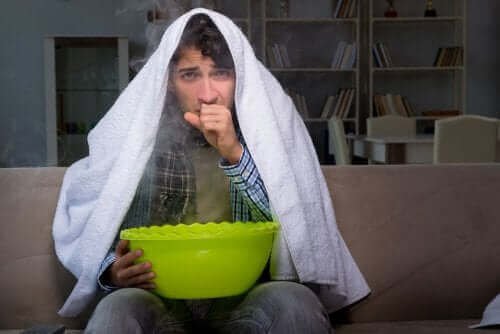 Mand laver dampbad til at bekæmpe forkølelse