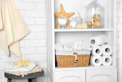 Brug krukker i forskellige størrelser til at organisere dit badeværelse