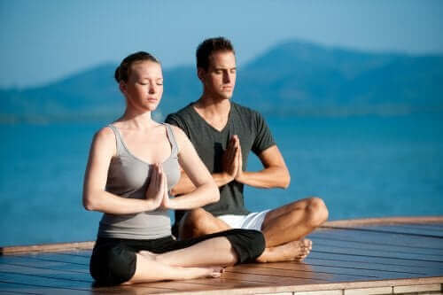Dyrk yoga sammen med din partner