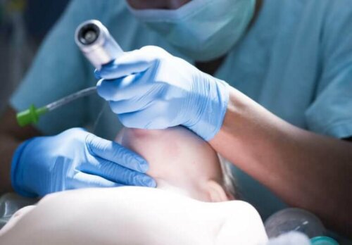 Intubation på patient, da lungebetændelse påvirker kroppen meget
