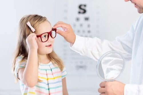 Pige prøver briller