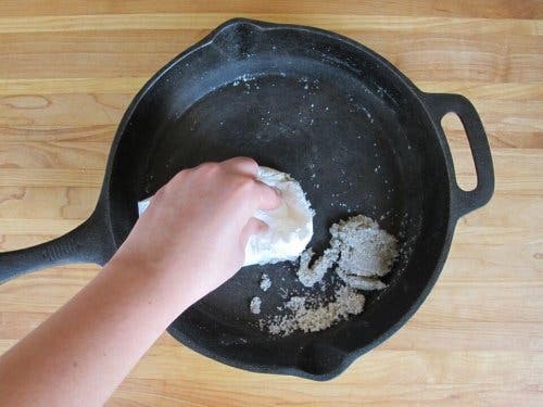 Du kan fjerne pletter fra køkkenredskaber med en opløsning lavet af kartoffelskræller og salt