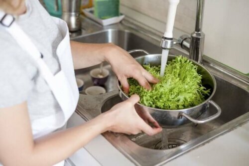 Kvinde skyller salat som alternativ til at desinficere mad