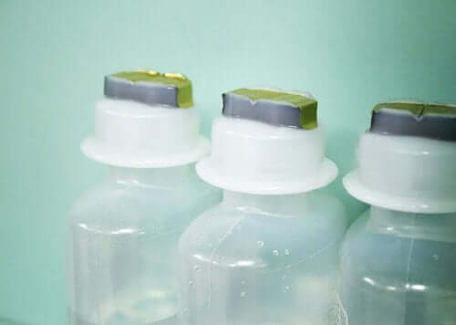 Saltvandsopløsning på flaske