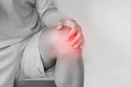 Dislokation i knæ: Årsager og behandling