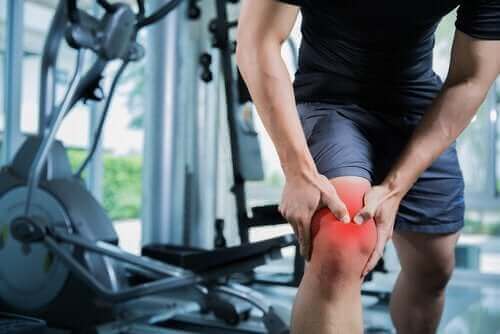 Mand oplever en muskelforstrækning i knæet