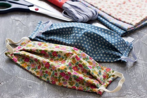 Stofmasker i forskellige mønstre