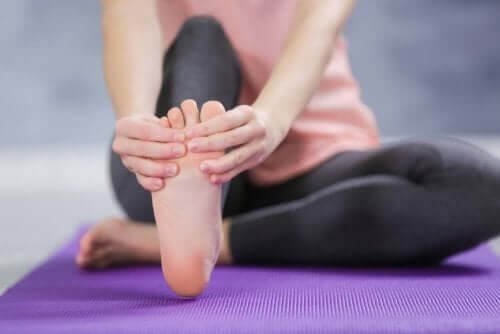Kvinde laver strækøvelser for at reducere hævede fødder og ankler 