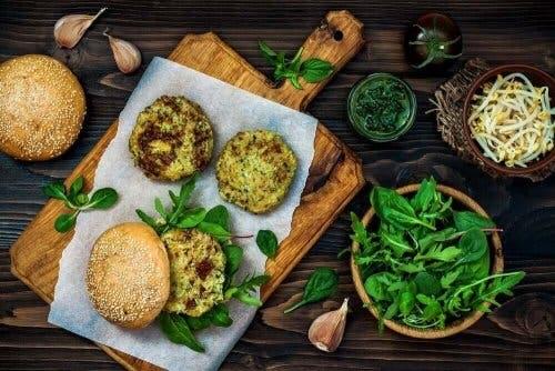 Veganske quinoa-bøffer er kalorifattige og indeholder næringsstoffer, der gavner dit helbred