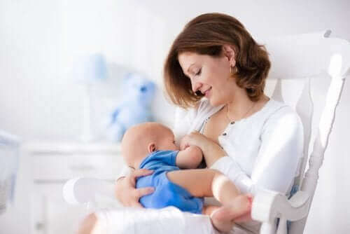 Kvinde ammer sin baby