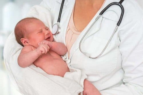 En baby med botulisme græder