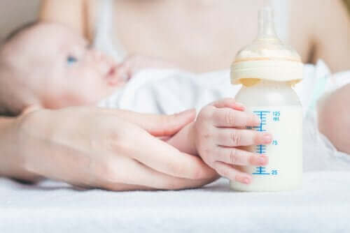 Baby med sutteflaske med korrekt suttehoved for at undgå luft i maven