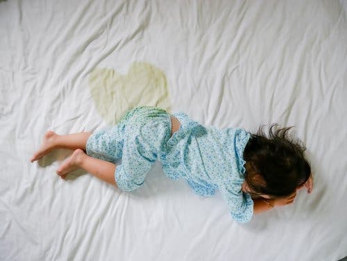 Et af symptomerne på ungdomsdiabetes er polyuri, som undertiden er ansvarligt for sengevædning