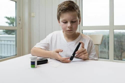 Dreng tjekker sit blodsukkerniveau