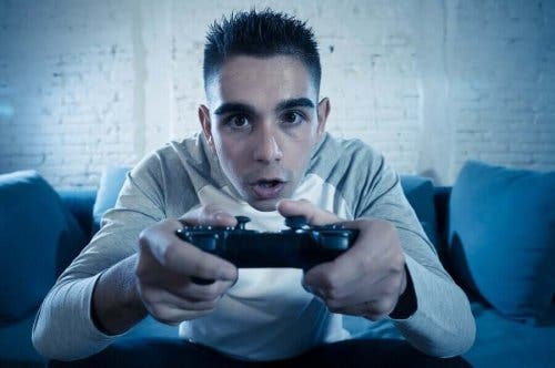Dreng spiller videospil, selvom videospil påvirker unge på mange måder