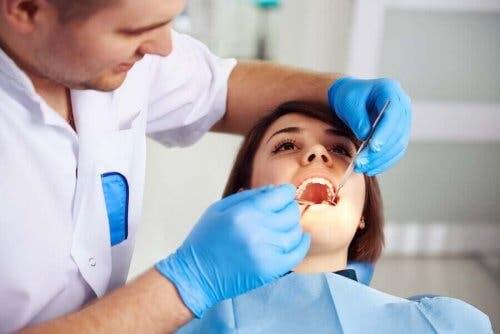 Kvinde ved tandlægen får udført endodonti