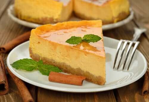 Et stykke piña colada cheesecake