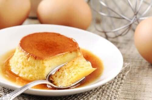 Flan på tallerken