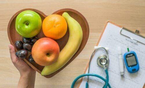 Frugter på hjerteformet tallerken illustrerer god kost til diabetikere