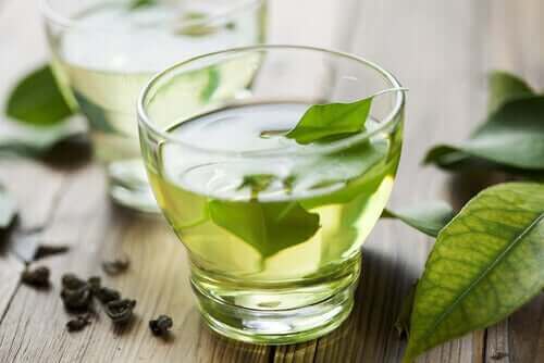 Grøn te til at lindre fordøjelsesbesvær