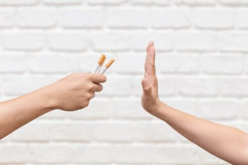 Hånd siger nej til cigaretter som symbol for rygestop