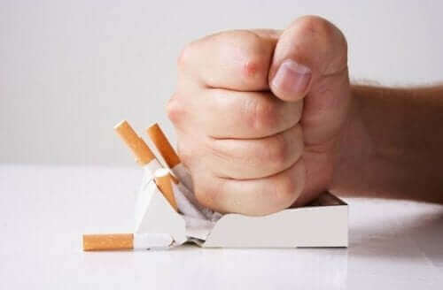 Person knuser cigaretter for at bekæmpe nikotinafhængighed