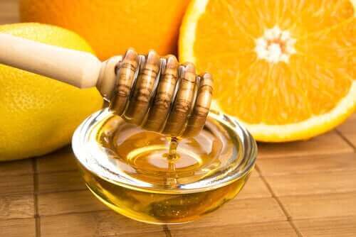 En skål honning og citrusfrugter