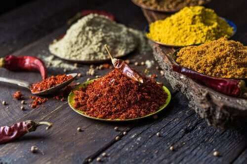 5 naturlige krydderier til at bekæmpe knæsmerter