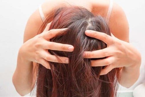 Kvinde bruger rosmarin for sundt hår