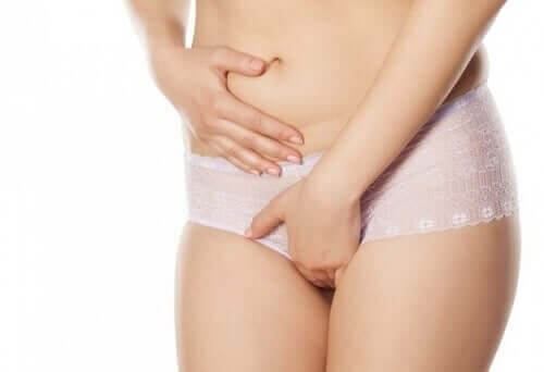 Kvinde dækker sit kønsområde 