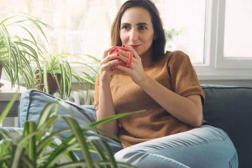 Kvinde nyder en kop te