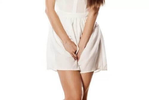 Kvinde, der tager sig til underliv, oplever vulvodyni