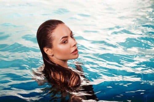 En kvinde i en pool uden klorskadet hår
