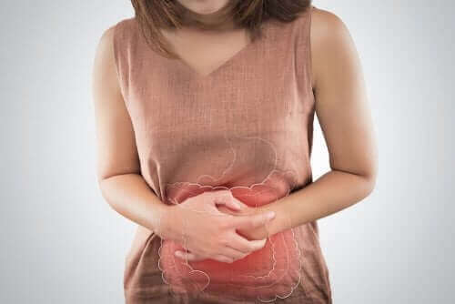 Kvinde med ondt i maven grundet fruktoseintolerance