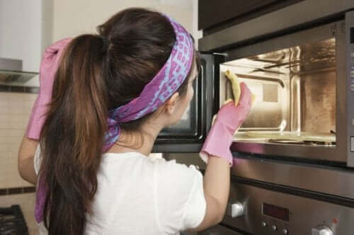 Kvinde er ved at rengøre ovnen