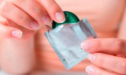 Kvinde tager kondom til kvinder ud af indpakning