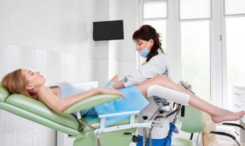 Kvinde undersøges grundet smerter i underlivet