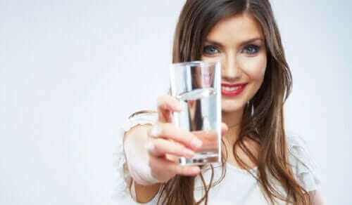 Kvinde med glas med vand